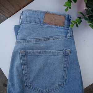 Hollister Curvy Ultra High-Rise Mom Jean Size W24